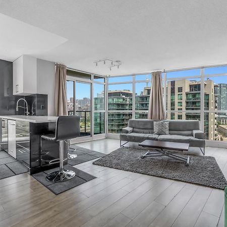 2 Bedroom Waterfront Condo Downtown W/ Free Parking โตรอนโต ภายนอก รูปภาพ