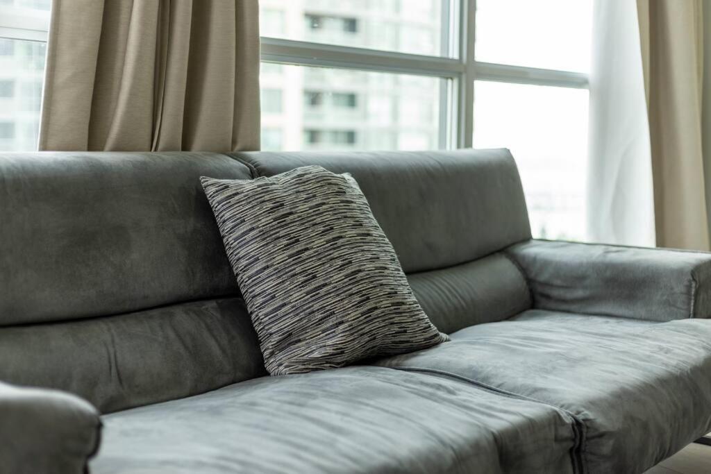 2 Bedroom Waterfront Condo Downtown W/ Free Parking โตรอนโต ภายนอก รูปภาพ