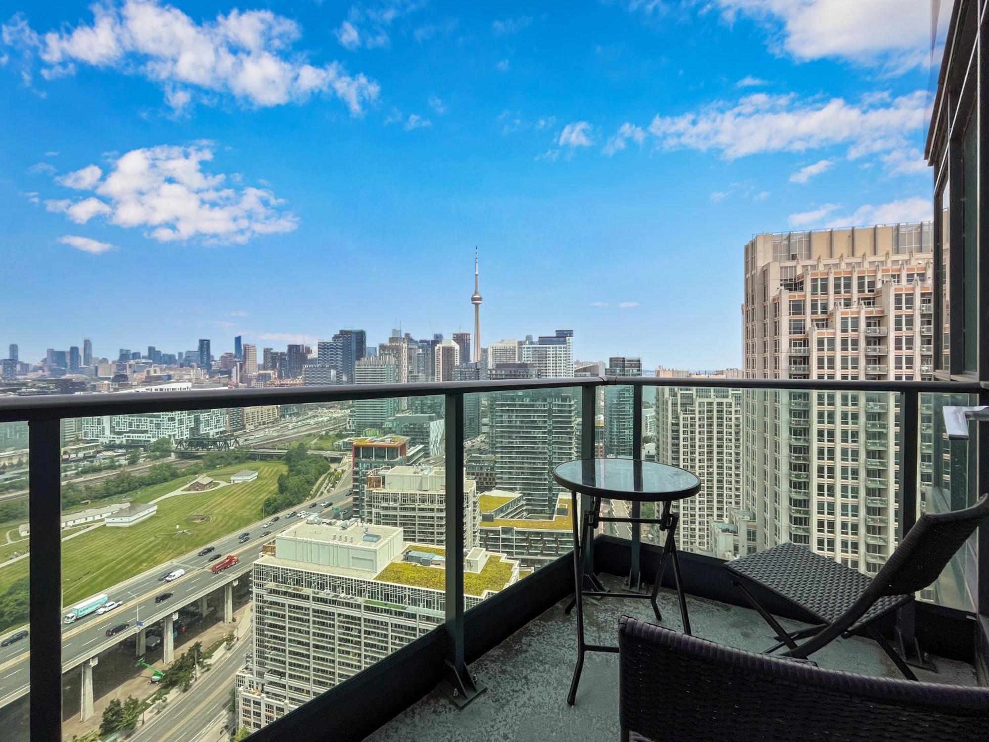 2 Bedroom Waterfront Condo Downtown W/ Free Parking โตรอนโต ภายนอก รูปภาพ