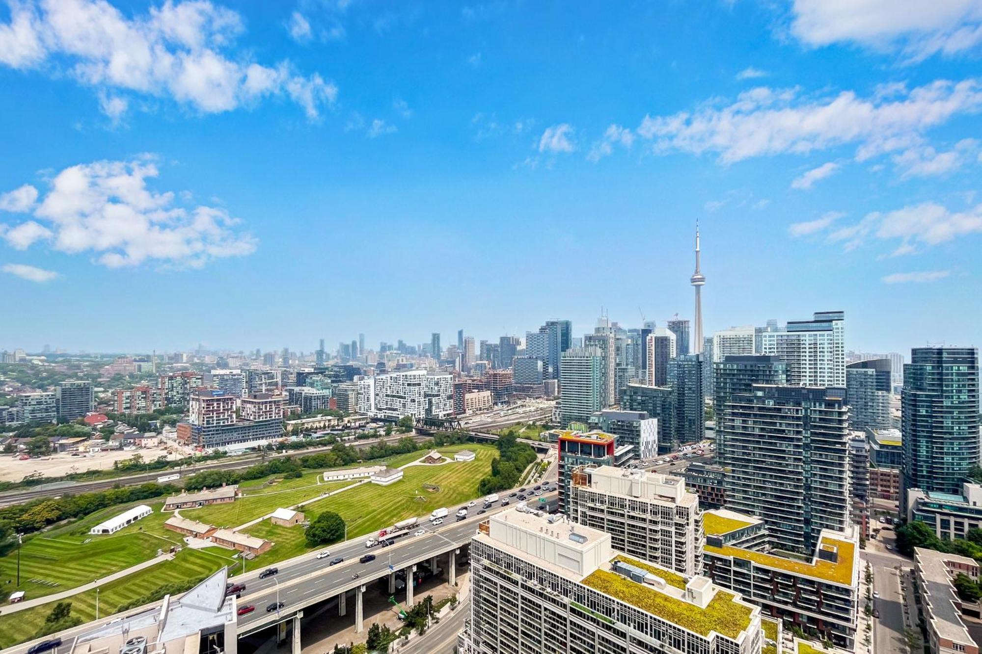 2 Bedroom Waterfront Condo Downtown W/ Free Parking โตรอนโต ภายนอก รูปภาพ