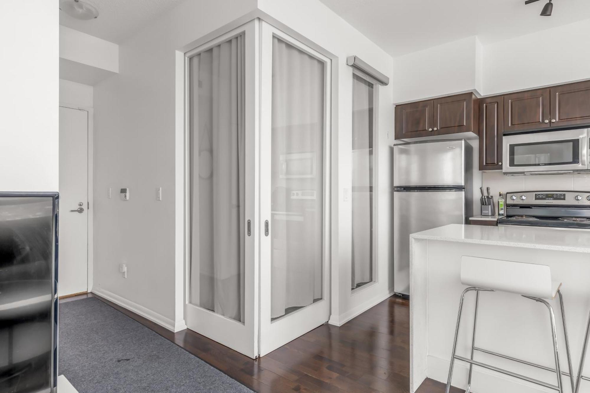 2 Bedroom Waterfront Condo Downtown W/ Free Parking โตรอนโต ภายนอก รูปภาพ