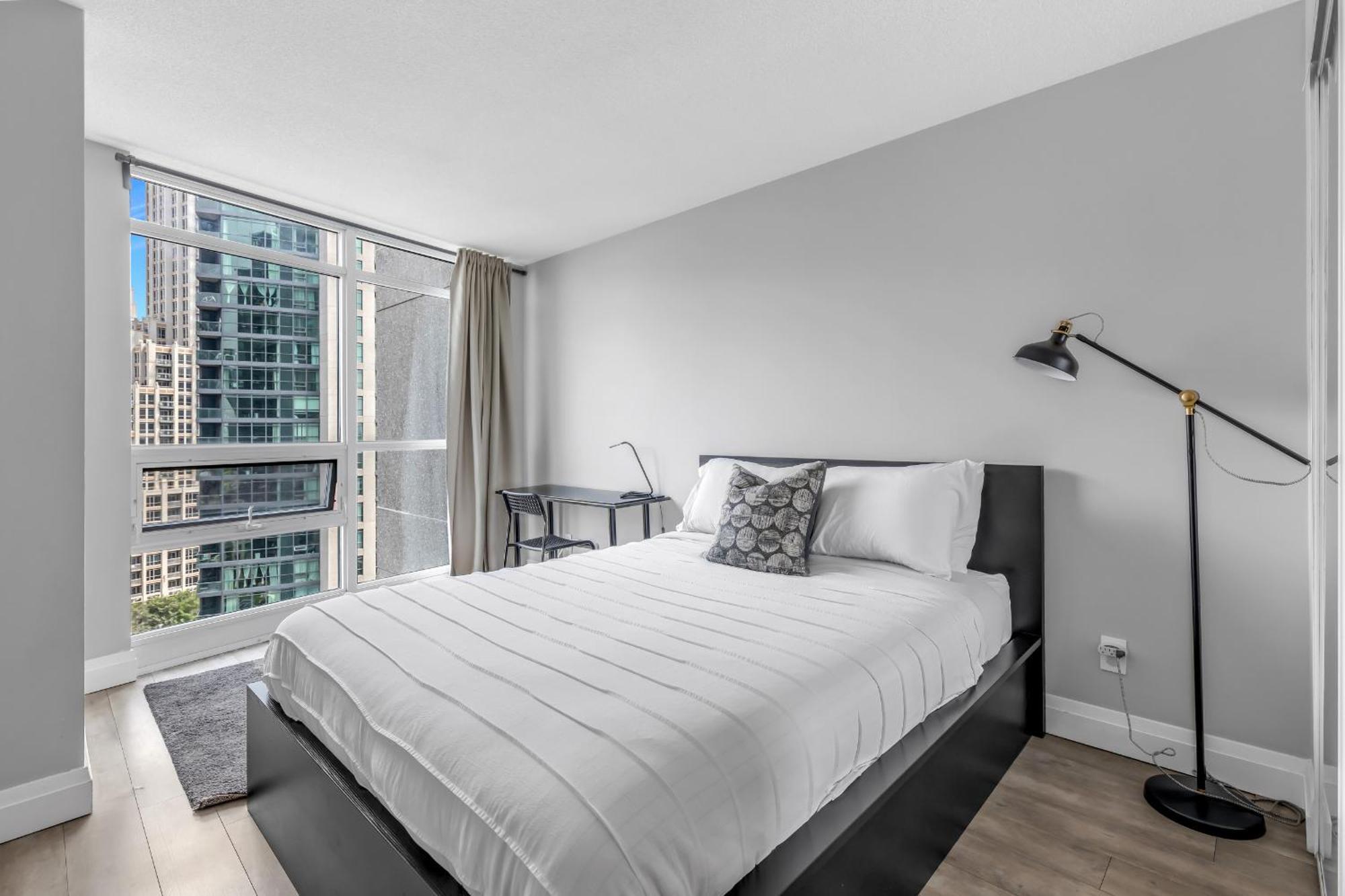 2 Bedroom Waterfront Condo Downtown W/ Free Parking โตรอนโต ภายนอก รูปภาพ
