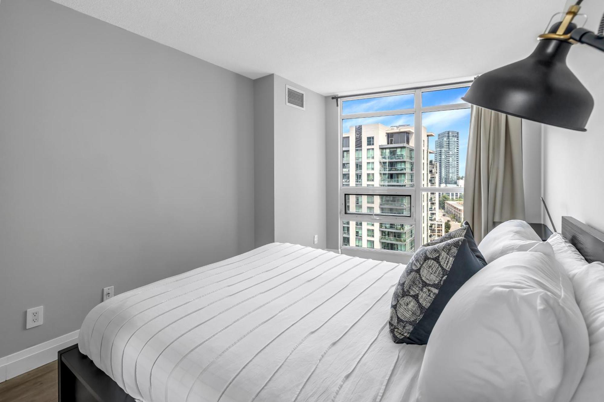 2 Bedroom Waterfront Condo Downtown W/ Free Parking โตรอนโต ภายนอก รูปภาพ