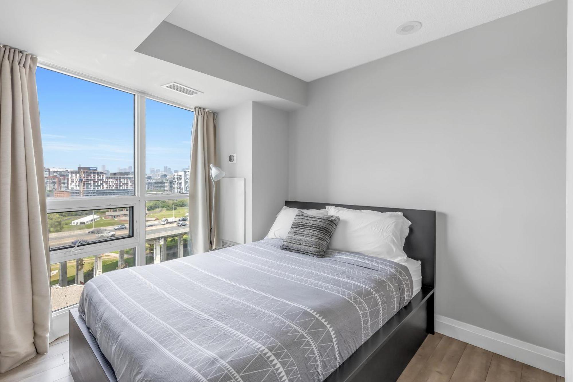2 Bedroom Waterfront Condo Downtown W/ Free Parking โตรอนโต ภายนอก รูปภาพ