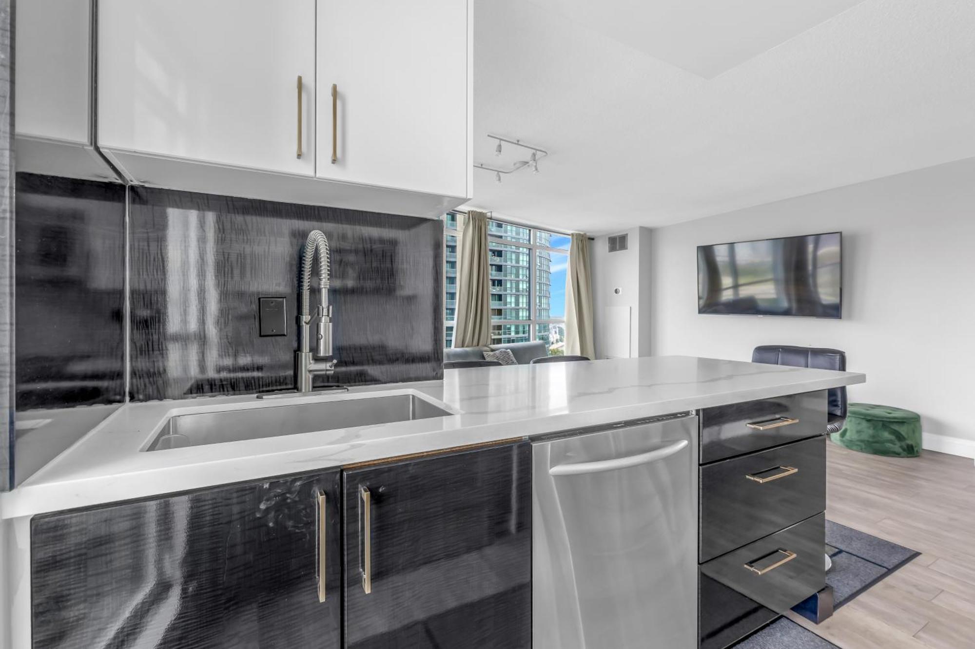 2 Bedroom Waterfront Condo Downtown W/ Free Parking โตรอนโต ภายนอก รูปภาพ