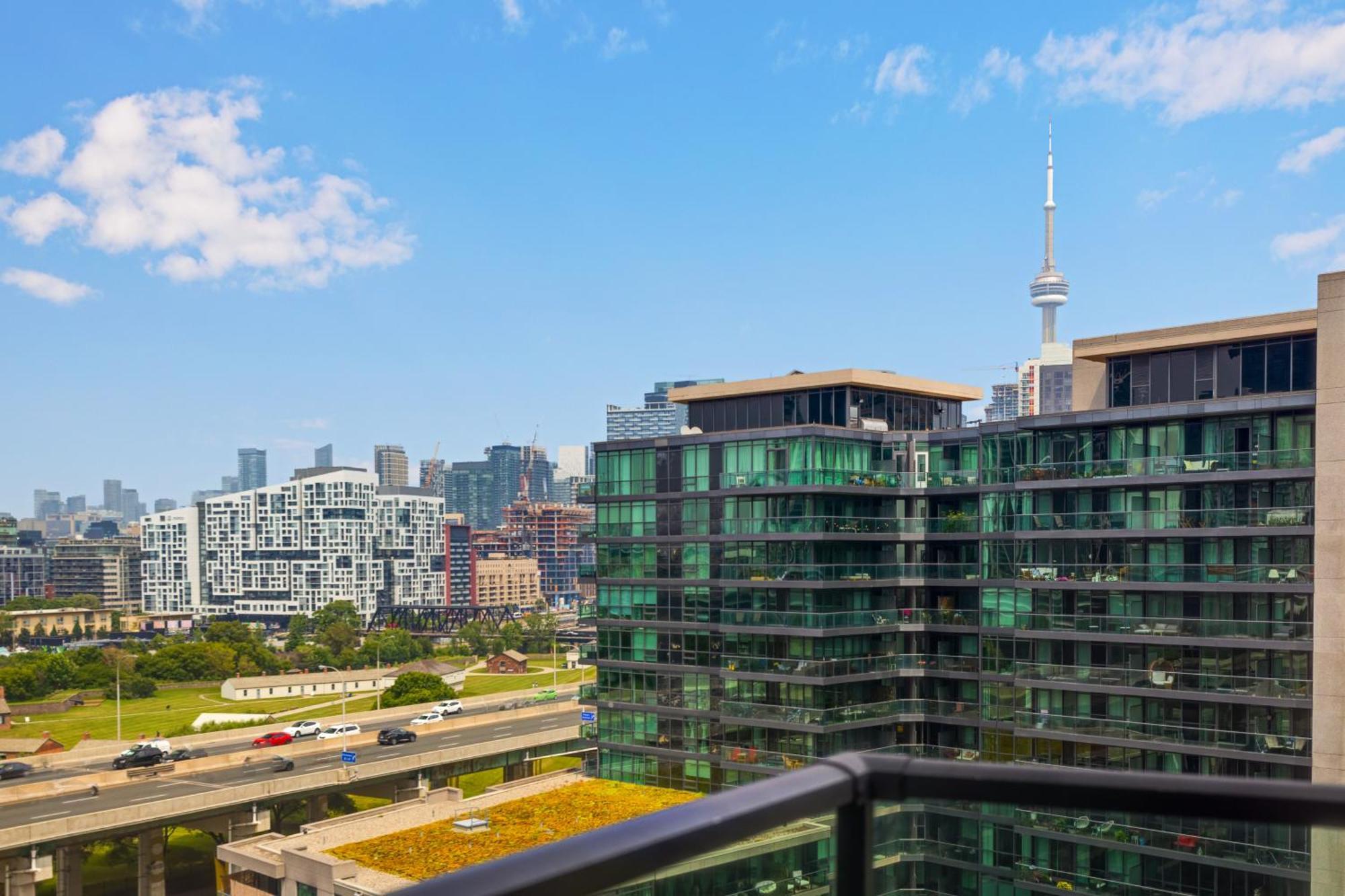 2 Bedroom Waterfront Condo Downtown W/ Free Parking โตรอนโต ภายนอก รูปภาพ